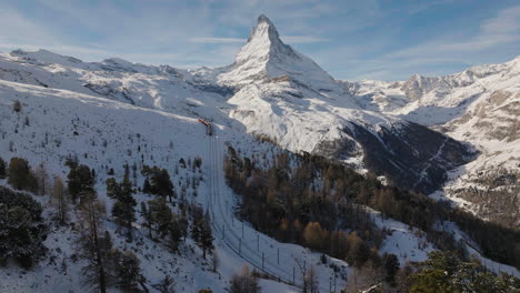 Toma-Aérea-En-Suiza-En-La-Ciudad-De-Zermatt-Con-La-Montaña-Matterhorn