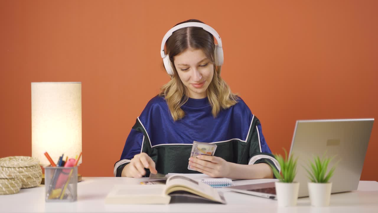 la mujer joven que mira la computadora portátil está desmotivada y aburrida.