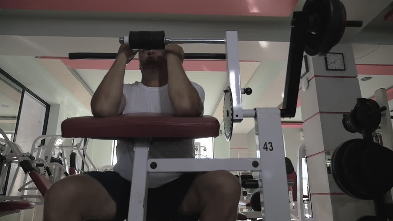 hombre maduro haciendo ejercicio con equipo deportivo