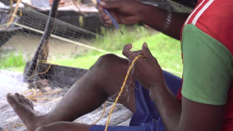 Un-Pescador-Repara-Una-Red-De-Pesca