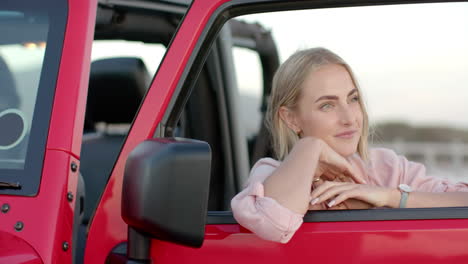 Una-Joven-Caucásica-Se-Apoya-En-La-Puerta-De-Un-Auto-En-Un-Viaje-Por-Carretera,-Con-Espacio-Para-Copiar