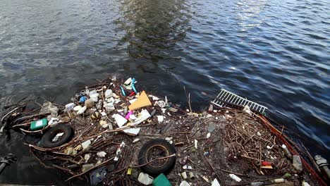 Botellas-De-Plástico,-Bolsas-Y-Otra-Basura-Arrojada-Al-Agua-En-Manchester