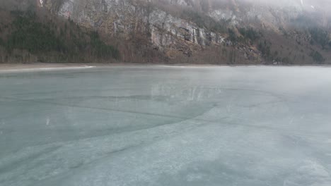 Verdoso-Del-Lago-De-Agua-En-Klöntalersee