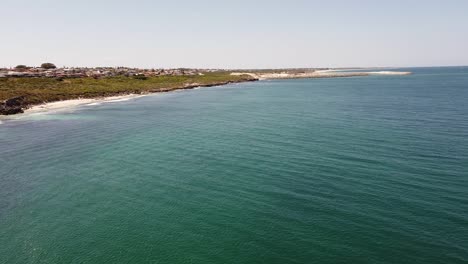 Sobre-Las-Profundas-Aguas-Azules-Del-Mar-Y-El-Fondo-Del-Paisaje,-Antena