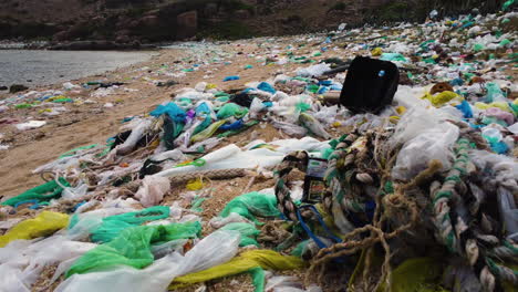 Plastiktüten-Und-Meeresschutt-Verunreinigen-Den-Sandstrand-In-Vietnam