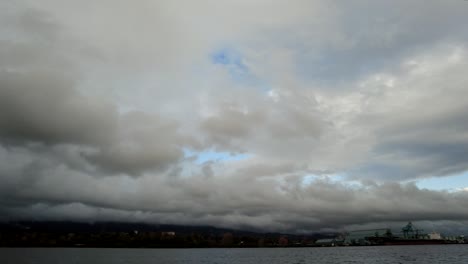 nubes de lapso de tiempo moviéndose sobre el lago y las montañas vancouver stanley park
