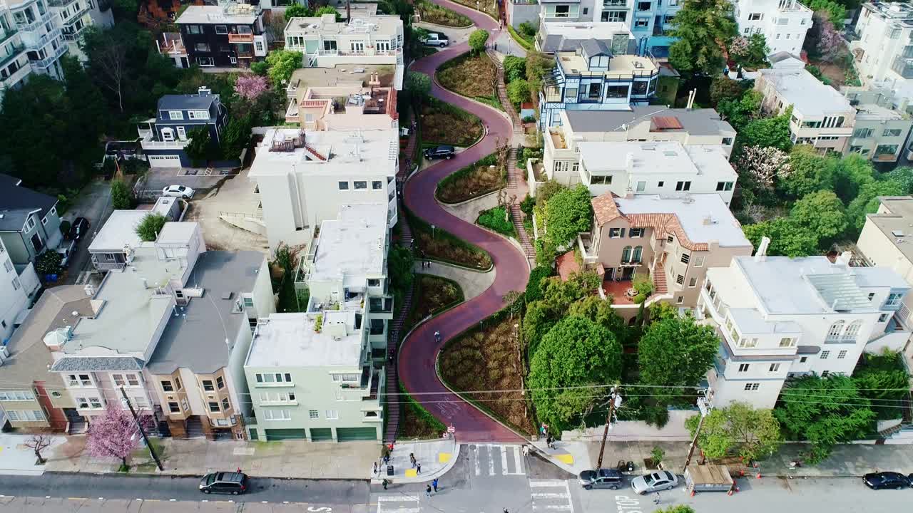 롬바드 스트리트의 드론 - 샌프란시스코의 도시 풍경에서 독특한 지그자그 도로