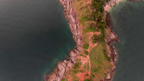 Luftdrohnenaufnahme-Des-Kaps-Laem-Phromthep,-Die-Die-Länge-Der-Halbinsel-An-Der-Spitze-Von-Phuket-In-Thailand-Zeigt