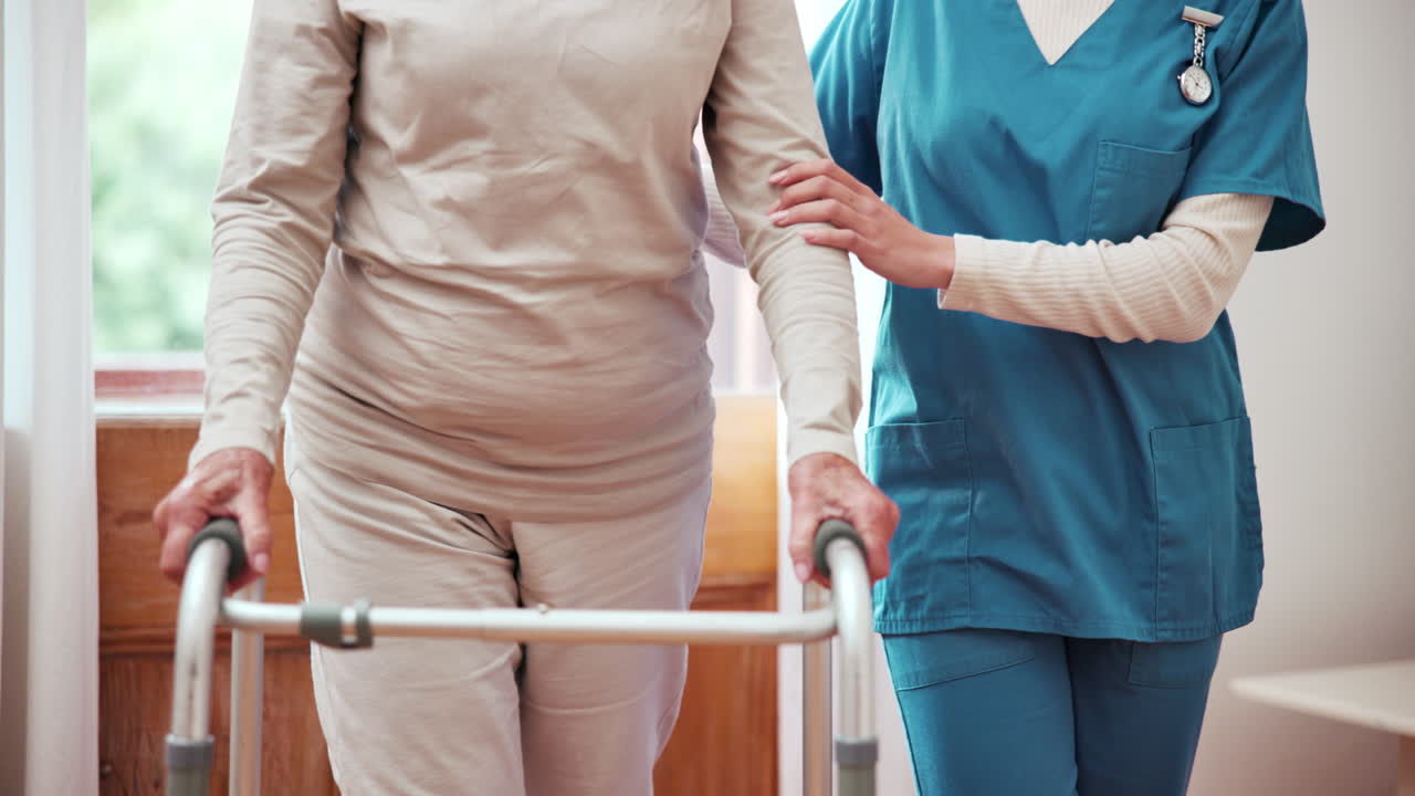 수급자, 손 또는 간호사가 지원을 위해 워커를 가지고 있습니다.