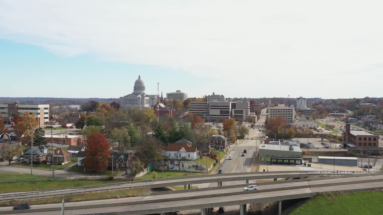 Skyline di Jefferson City, Missouri, di giorno con video da drone in discesa