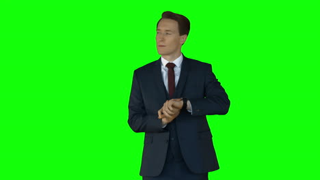 Geschäftsmann-überprüft-Die-Uhrzeit-Auf-Dem-Greenscreen-