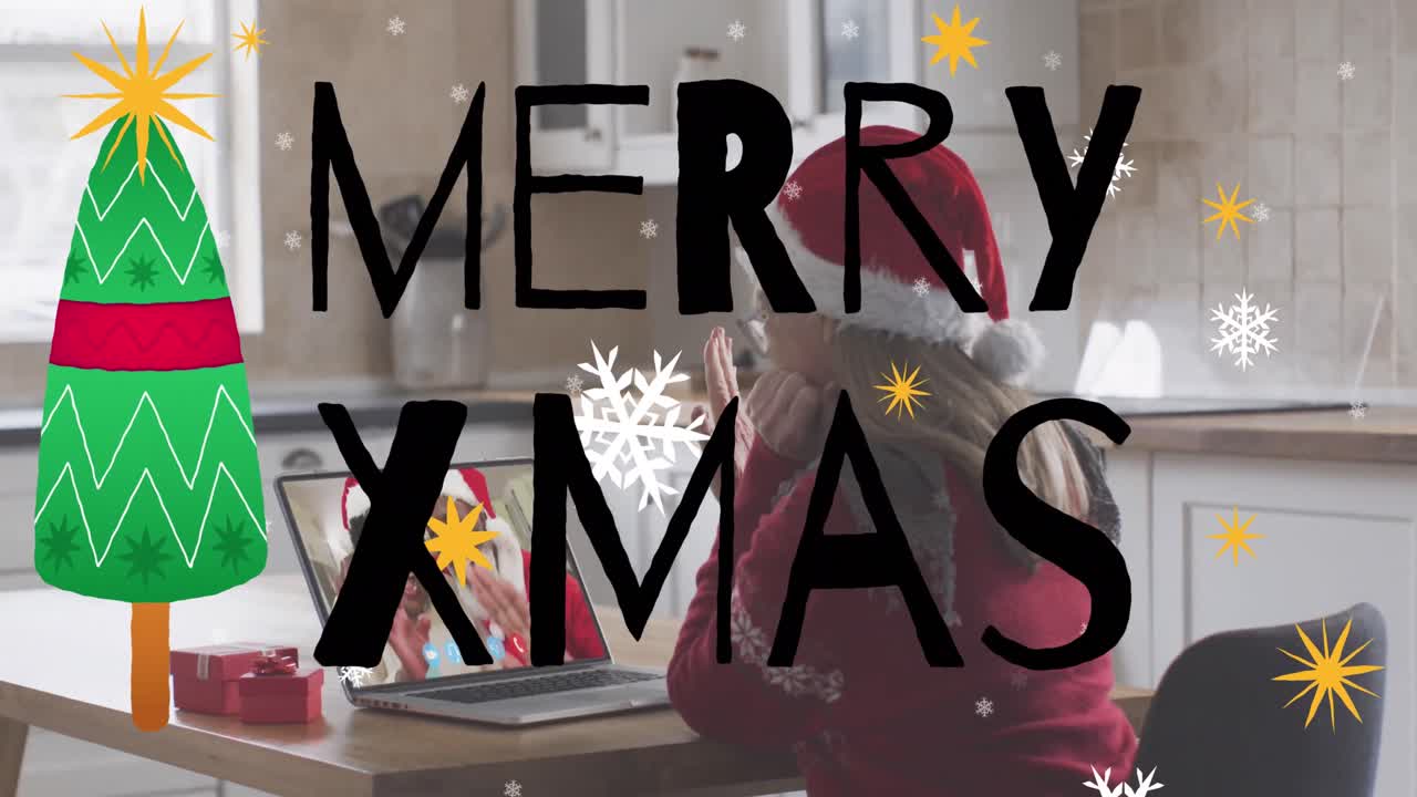 animación de feliz texto de navidad y árbol de navidad sobre mujer caucásica en sombrero de santa haciendo llamada de video.