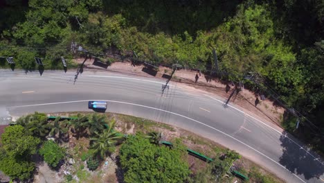 El-Coche-Conduce-Por-Una-Carretera-Asiática-Alrededor-De-La-Curva