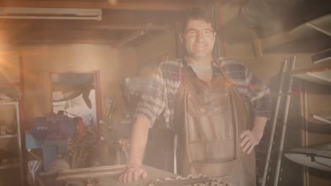 animación de un hombre caucásico feliz en un taller sobre puntos de luz
