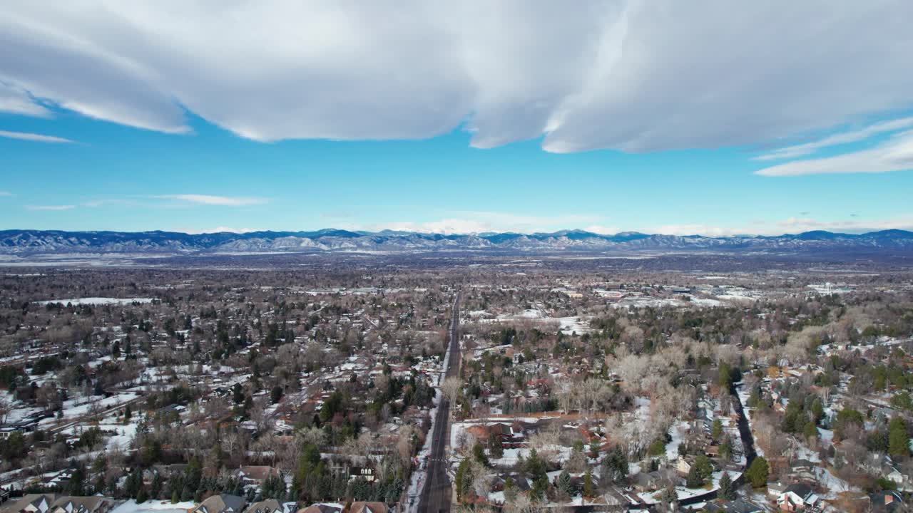 vista aérea de drones de denver, suburbio de colorado con vistas a la montaña rocosa
