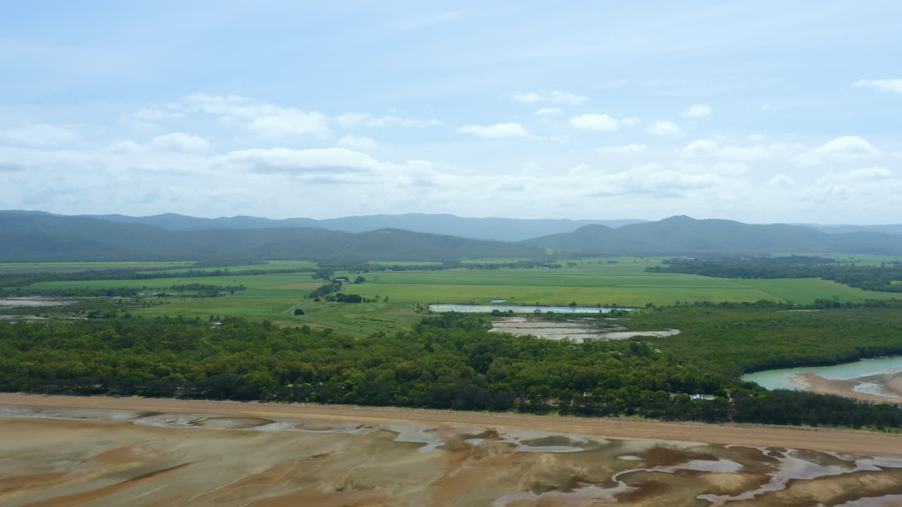 sobrevuelo de drones aéreos costa de marea baja australiana y campo interior verde, 4k