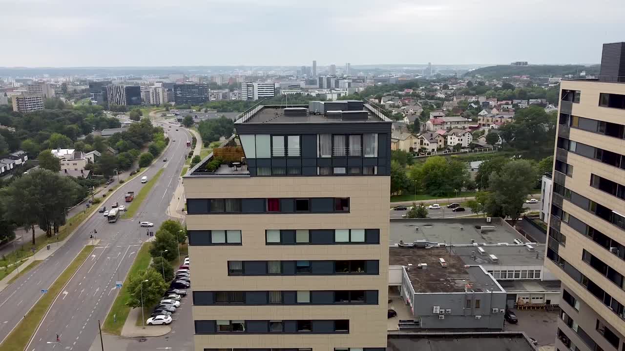 último piso de un edificio de gran altura y paisaje urbano de vilnius, lituania