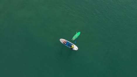 朋友们在划船上一起享受在海中冲浪板