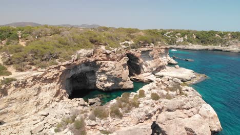 España-Mallorca-Cala-Llombards-Y-Cala-Santanyi-A-4k-24fps-Con-Filtros-Nd-Volando-Con-Un-Dji-Mavic-Air-Con-Hermosas-Vistas-De-Las-Playas,-Rocas,-Barcos-Y-Agua-Azul