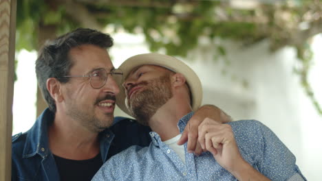 cámara lenta de pareja de chico feliz mirando a la cámara y besándose