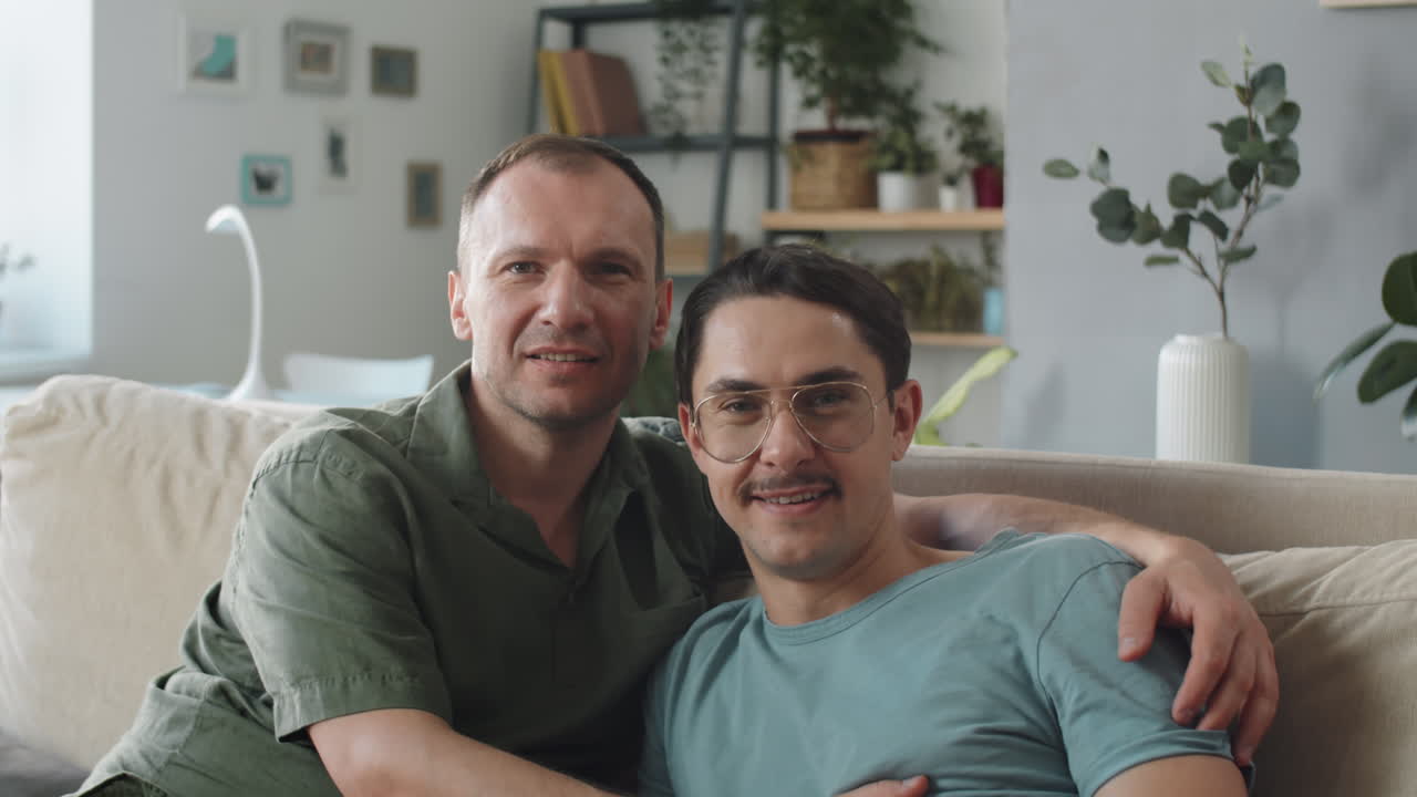 Retrato de casal gay adorável