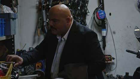 detective mirando a través de cajas de almacenamiento en un taller