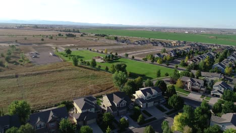 Un-Vuelo-Sobre-Los-Suburbios-De-Colorado-Mientras-Se-Construyen-Nuevas-Casas-En-El-Fondo