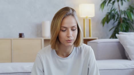 mujer relajándose en casa