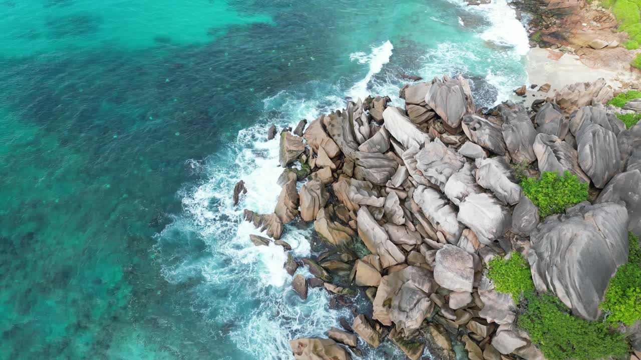 Arcipelago delle Seychelles, vista aerea dell'isola di La Digue con avvicinamento drone a una spiaggia isolata e solitaria.
