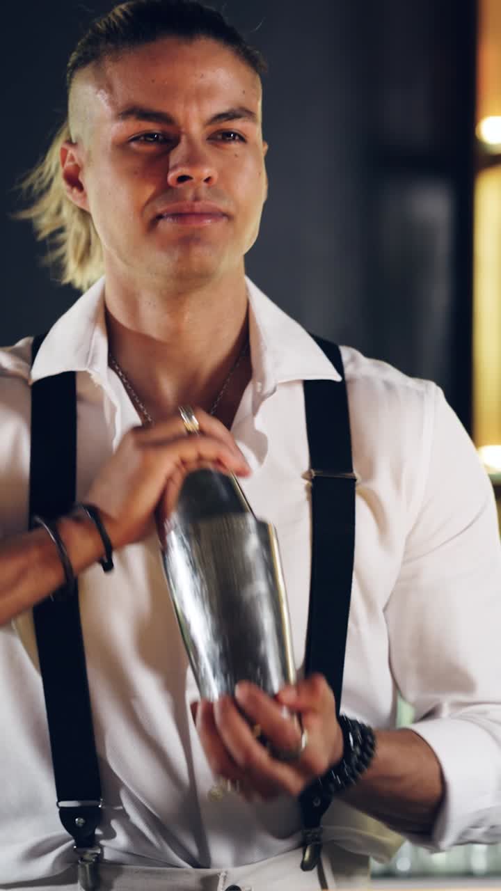 Barista professionista che agita uno shaker per preparare una bevanda