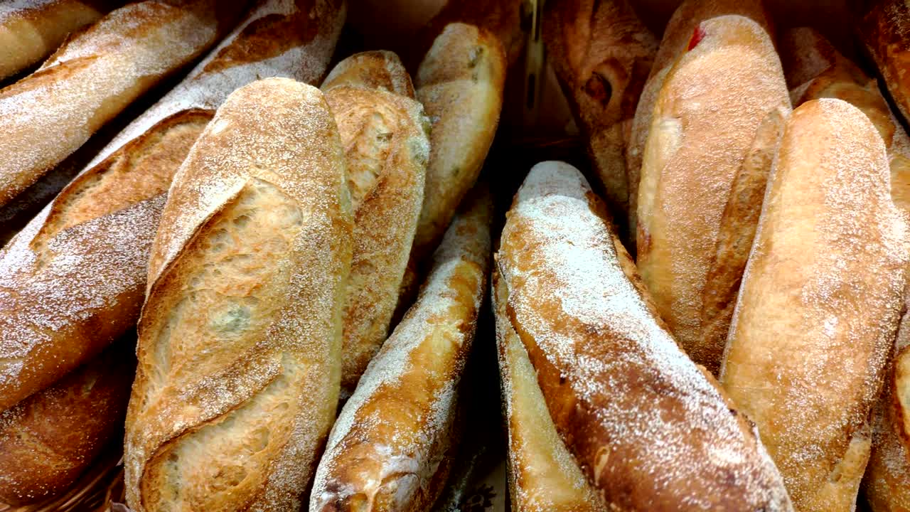 Pane, panini e altri prodotti da forno dorati sugli scaffali del negozio in movimento