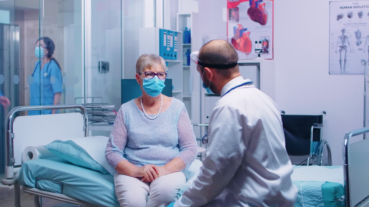 una paciente anciana preocupada.