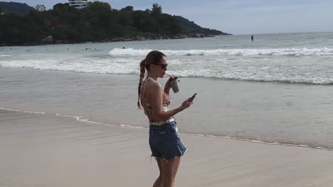 una mujer tomando una selfie en una hermosa playa.
