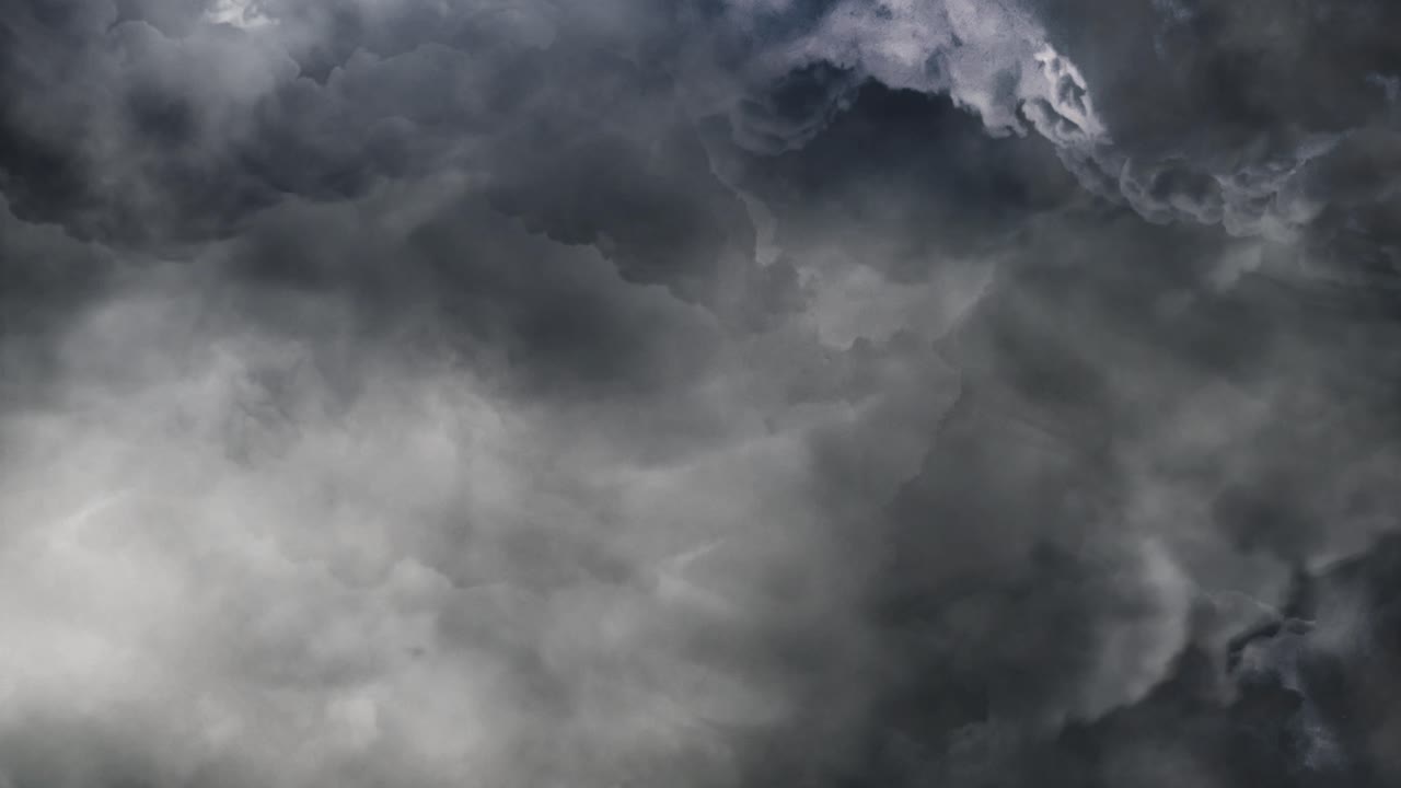 하늘에 두꺼운 어두운 적운 구름 내부의 뇌우