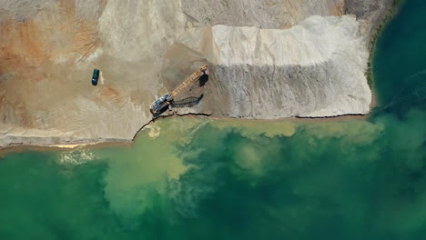 extracción y producción de grava y arena en una cantera industrial