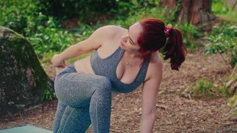 Mädchen-Praktiziert-Yoga-In-Einer-Waldeidechsen-Pose