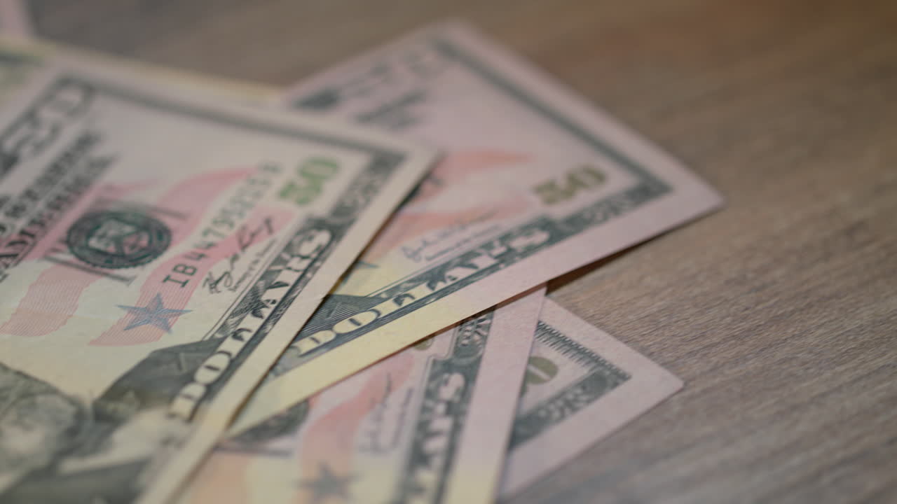 cartera de criptomonedas dash. mano humana tomar dashcoin de oro con billetes de dólar