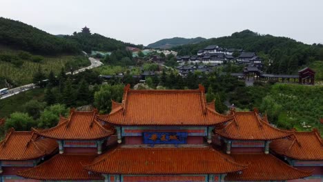 toma aérea del techo tradicional chino en la puerta huaxiacheng en china con una vista del hermoso paisaje chino