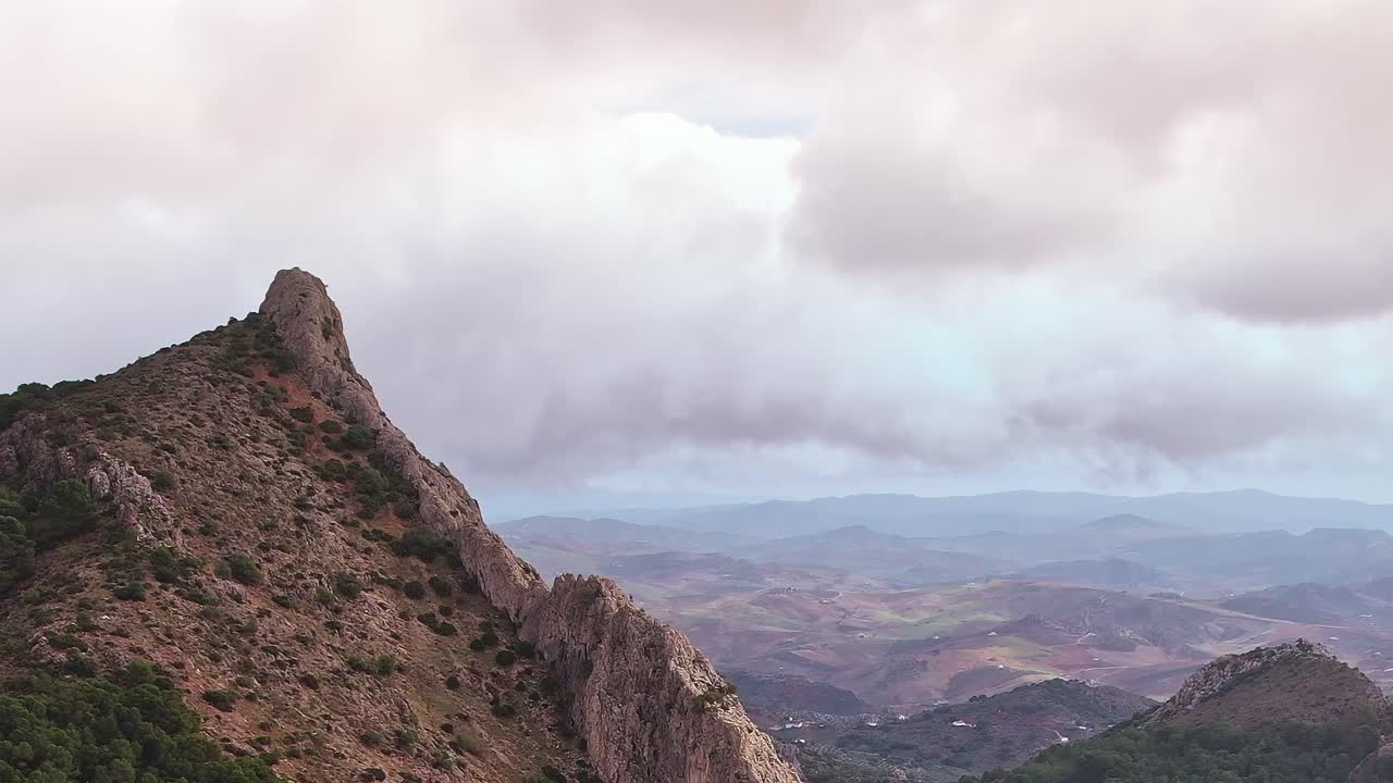 Montañas en Málaga, España, con cielo nuboso por la tarde