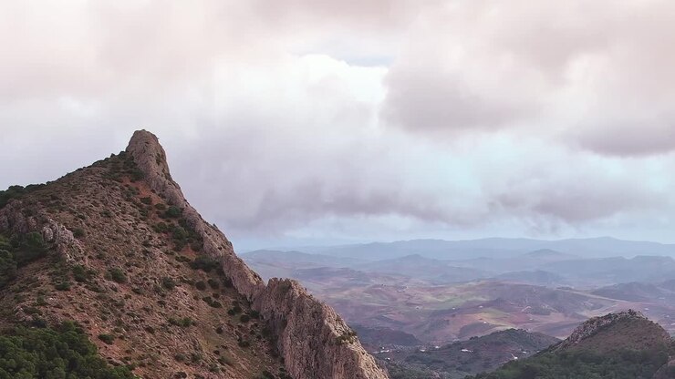 Montañas en Málaga, España, con cielo nuboso por la tarde
