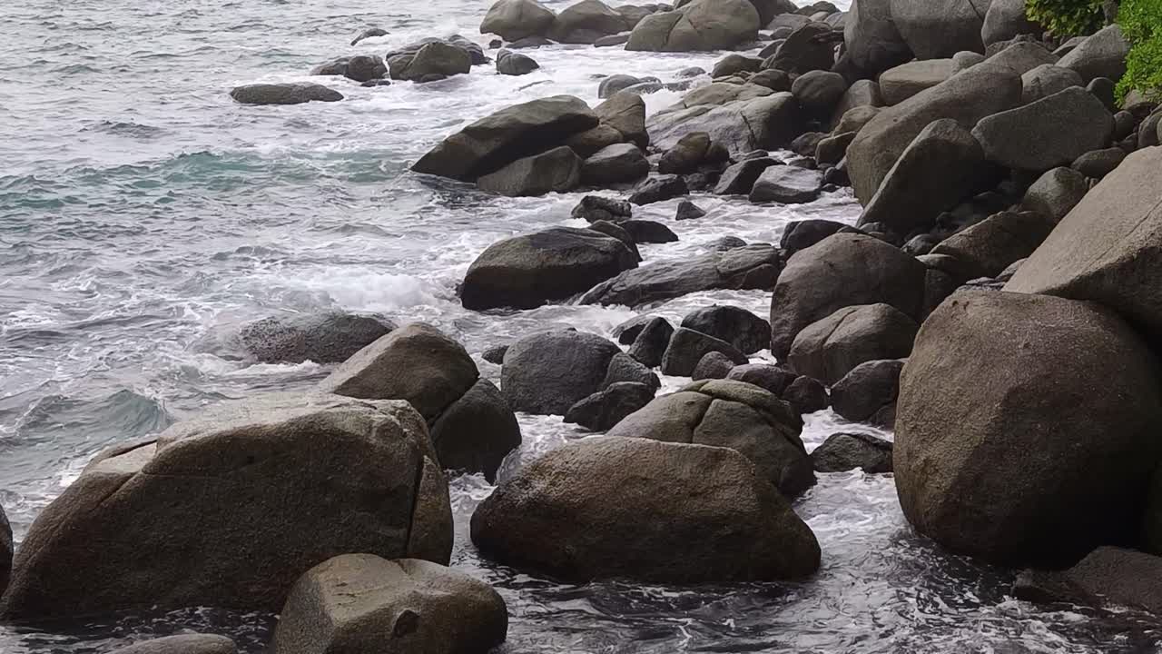 바위 가 있는 해안선 에 부히는 바다 파도