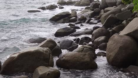 las olas del océano chocando contra una costa rocosa