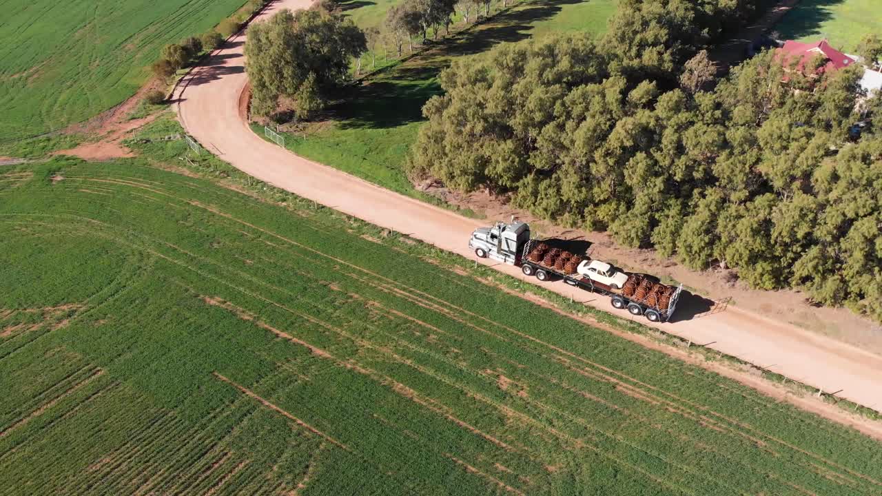 호주 고속도로의 로드 트레인