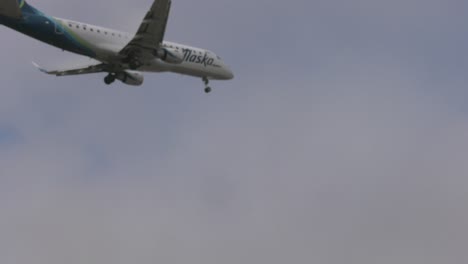 Pequeño-Avión-Aterrizando-En-El-Aeropuerto-Laxo