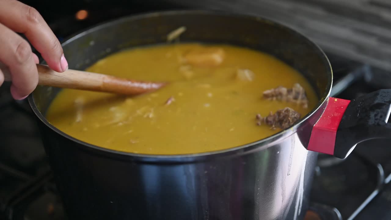 deliciosa preparación de sancocho primer plano, luz del día