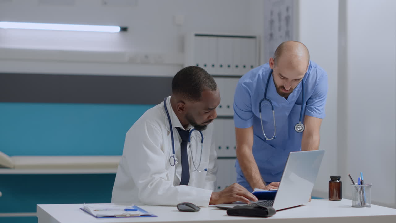 Medici che lavorano insieme in una clinica