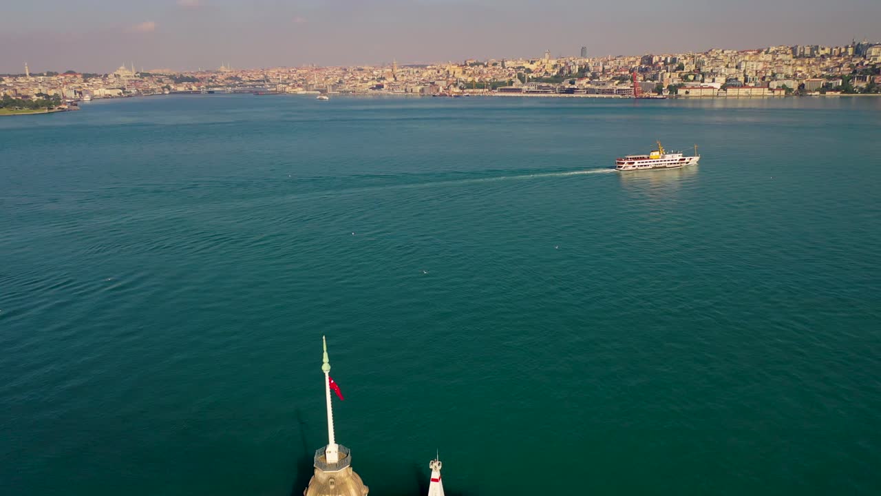 torre de la doncella también conocida como torre de leandro vista aérea desde estambul.