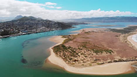 drone volando sobre morro bay, estados unidos