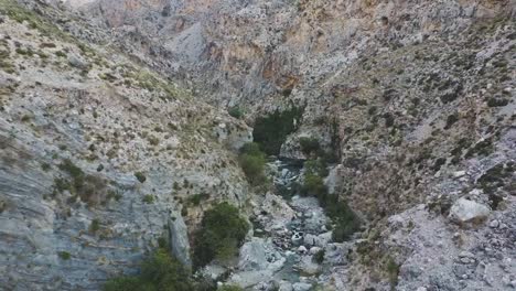 Luftdrohnenansicht-Des-Kourtaliotis-schluchtwasserfalls-Kreta