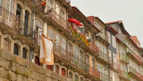 edificios históricos con coloridas guirnaldas en ribeira, el casco antiguo, oporto, portugal